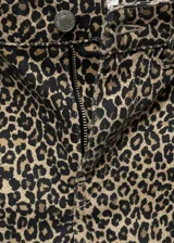 Jeans de tiro medio con diseño recto y corte crop. Presentan estampado de leopardo, cierre frontal con cremallera y botón, bolsillos delanteros de parche y bolsillos traseros.