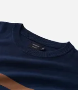 Suéter de punto Marfinno con cuello redondo y mangas largas. Presenta un diseño de rayas horizontales en tonos marrones y beige sobre una base de color marrón oscuro.