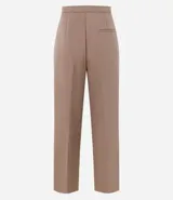 Pantalón de sastrería color negro, de corte recto, con pretina fina, pinzas frontales y bolsillos.