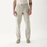 Pantalón chino Wrangler de corte slim fit, color beige, confeccionado en algodón y elastano.
