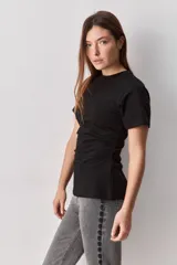 Remera negra de manga corta, con cuello redondo y diseño de corte recto.