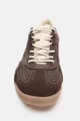 Championes deportivos estilo running en tonos marrones y beige, con detalles en contraste de color y suela a contraste. Cierre mediante cordones y punta redonda.