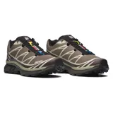 Championes Salomon modelo XT-6, diseñados para uso urbano y deportivo. Presentan una combinación de tonos marrones y detalles en crema, con estructura de malla y refuerzos de TPU. Incluyen sistema de cordones rápidos y suela técnica de alto rendimiento.
