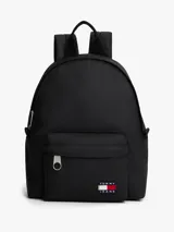 Mochila negra de estilo deportivo con diseño curvo, compartimento principal con cierre y bolsillo exterior con cremallera. Presenta el logo de Tommy Jeans en el bolsillo delantero y correas acolchadas y ajustables.