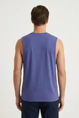 Musculosa blanca de algodón con estampado frontal de una palmera dentro de un marco y el texto "Good Vibes High Tides".