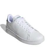 Championes Adidas Advantage blancos de cuero sintético, con detalles en verde en el logo de la lengüeta y en el talón.