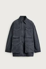 Parka relaxed fit de algodón color gris con efecto lavado. Cuenta con cuello solapa, cuatro bolsillos de plastrón con solapa en el frente y cierre frontal con cremallera oculta por solapa con botones a presión.