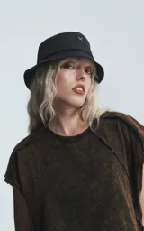 Sudadera color óxido con efecto gastado, de manga corta y corte oversize. Presenta recortes en el delantero y las mangas.