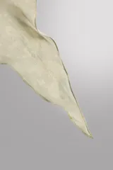 Bandana triangular amarilla de ramio y algodón con detalles de bordados a tono.