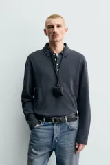 Polo de manga larga con corte regular fit, confeccionado en tejido de algodón con acabado cepillado. Presenta cuello solapa y cierre frontal con botonadura.