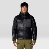 Campera técnica con capucha de Mountain Hardwear, modelo Ventano Hoody. Diseño acolchado ultraligero en color negro, con cierre frontal completo, bolsillo con cierre en el pecho y puños elásticos. Confeccionada en tejido antidesgarro con aislamiento sintético ThermaCloud.