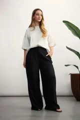 Remera color crema de corte holgado, con mangas cortas y costuras a la vista en color ocre.