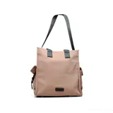 Bolso tote negro con correa larga al hombro y múltiples bolsillos externos.