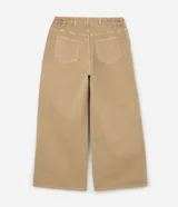 Pantalón de sarga color beige, estilo wide leg, con cintura tipo clochard ajustable con lazo.