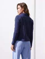 Campera Dash de algodón con textura tipo gasa, cuello solapa, cierre frontal con botones y bolsillos delanteros con solapa.