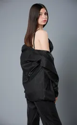 Blazer negro con brillos, de corte clásico y solapas de muesca.