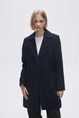 Tapado de corte sastrero en color azul marino, con solapas clásicas, cierre frontal de un botón y bolsillos laterales ocultos.