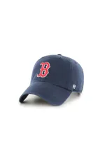 Gorra de béisbol azul marino con corona relajada y visera curva. Presenta el logo de los Boston Red Sox bordado en el frente en color rojo con contorno blanco y el logo de la marca 47 en el lateral.