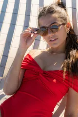 Malla enteriza color rojo con diseño de escote estilo hombros caídos y detalle de nudo central en el pecho.