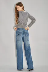 Jean de tiro medio con diseño de doble cintura superpuesta y pierna recta. Confeccionado en denim azul oscuro, presenta cierre y botón metálico, con costuras verticales decorativas en el frente.