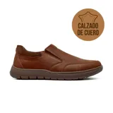 Zapato casual tipo slip-on de cuero color marrón, con diseño minimalista y suela de goma al tono.