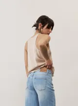 Musculosa básica de corte holgado, con escote redondo y tirantes anchos.