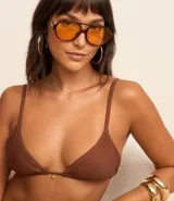 Top de bikini triangular marrón con pespuntes contrastantes y tiras para atar.