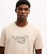 Remera de algodón color beige con cuello redondo, mangas cortas y estampa frontal con lettering y motivos botánicos.