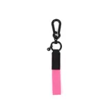 Llavero de cinta fucsia con herrajes metálicos negros, mosquetón superior y detalle de etiqueta con logo grabado.