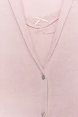 Top de manga corta color beige melange, con escote redondo y diseño cruzado frontal que simula un doble uso con detalle de lazo en el pecho.