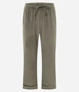 Pijama de dos piezas estilo americano confeccionado en plush. La parte superior es una camisa de manga larga con cuello solapa, cierre frontal abotonado y bolsillo en el pecho. El pantalón cuenta con cintura elástica con cordón ajustable y ruedos plegados.