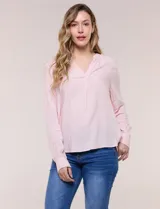 Blusa confeccionada en viscosa, de tacto sedoso, color rosado, con escote en V, cuello mao y pliegue central. Presenta mangas largas con puños abotonados y corte holgado.