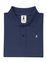 Chomba de piqué azul marino entallada, con cuello clásico y mangas cortas. Presenta logo bordado en el pecho.