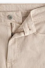 Jean tobillero de corte mom fit con cintura de tiro alto y diseño de cinco bolsillos en denim beige.