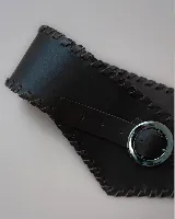Faja de cuero negro con diseño ancho y costuras decorativas en los bordes. Presenta una hebilla metálica circular plateada en el centro y un diseño asimétrico en la parte frontal.