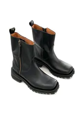 Bota corta negra de cuero, con cierre lateral y suela track.