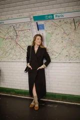 Chatas de gamuza azul con ribete rojo, doble tira con hebilla y apliques de strass.