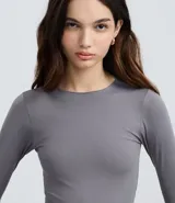 Body básico de poliamida y elastano color borgoña, con cuello redondo y mangas largas.