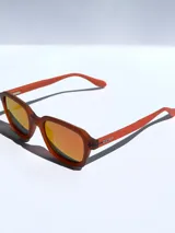 Lentes de sol negros con marco cuadrado y lentes grises.