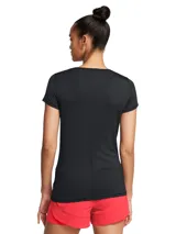 Remera deportiva Under Armour de manga corta, confeccionada en tejido técnico transpirable con tecnología HeatGear para absorción de sudor. Presenta un diseño ajustado con cuello redondo y el logo de la marca estampado en el pecho.