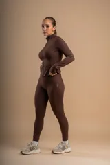 Conjunto deportivo rojo compuesto por calza tiro alto y campera con cierre frontal y bolsillos laterales.