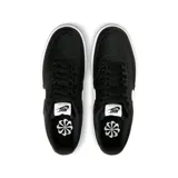 Championes Nike Court Vision Low Next Nature, de estilo urbano inspirado en el básquet de los años 80. Presentan un diseño de corte bajo con capellada de cuero sintético en color negro, destacando el icónico logo de la marca en blanco en los laterales. Cuentan con perforaciones en la puntera para mayor ventilación, cuello acolchado y suela de goma blanca vulcanizada que brinda tracción y durabilidad.