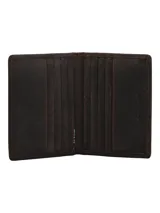 Billetera tipo bifold de cuero natural color marrón oscuro con textura mate. Presenta un diseño minimalista con costuras perimetrales y el logo de la marca grabado en relieve en la esquina inferior derecha.
