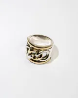 Anillo ancho de plata 925 con apliques de dublé de oro y diseño de eslabones entrelazados.