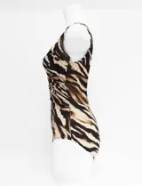 Malla enteriza con estampado animal print, escote en V cruzado, fruncido lateral y copa armada con sujetador interno.
