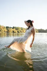 Vestido largo estilo solera color blanco, con breteles anchos, escote en V y volados desflecados.