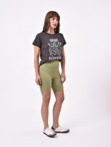 Short tipo biker de color verde pistacho, de tiro alto y diseño ajustado.
