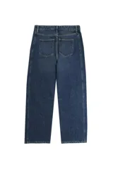 Pantalón jean azul de tiro medio, corte barrel con ajuste relajado en la parte superior, diseño clásico de cinco bolsillos, con cierre frontal de cremallera y botón metálico.