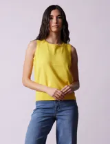 Musculosa tejida color naranja, de hilado fino y cuello redondo.