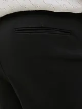 Bermuda chino de algodón color negro, con bolsillos delanteros y traseros, y cierre con cremallera.